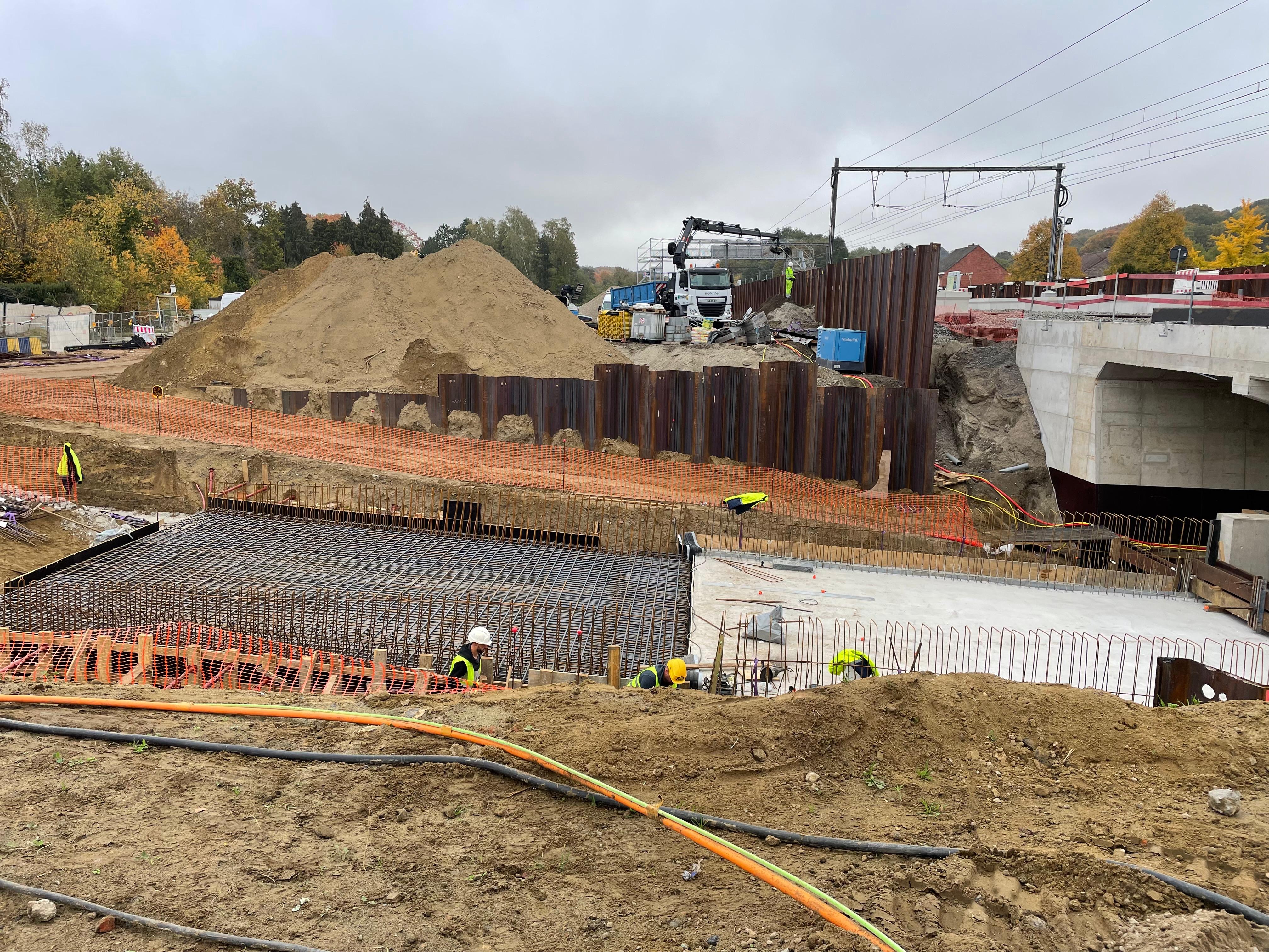 Opbouw toegangshelling voor de stationstunnel aan de kant van Heikant.