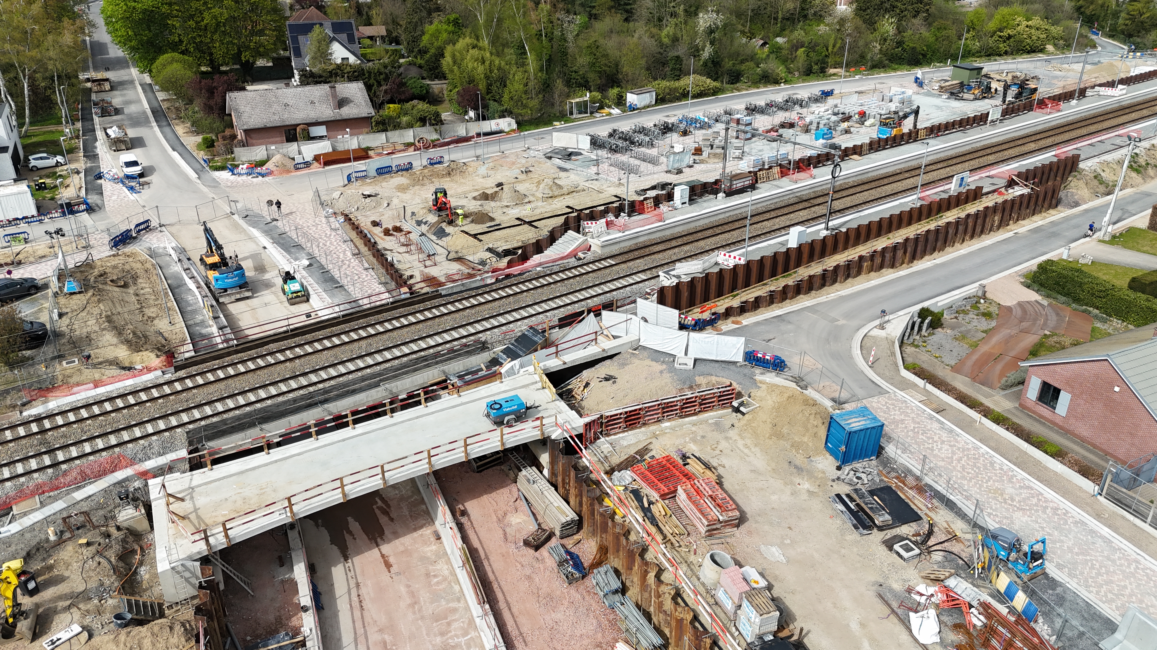De nieuwe fietsbrug in de Wezemaalse stationsomgeving.