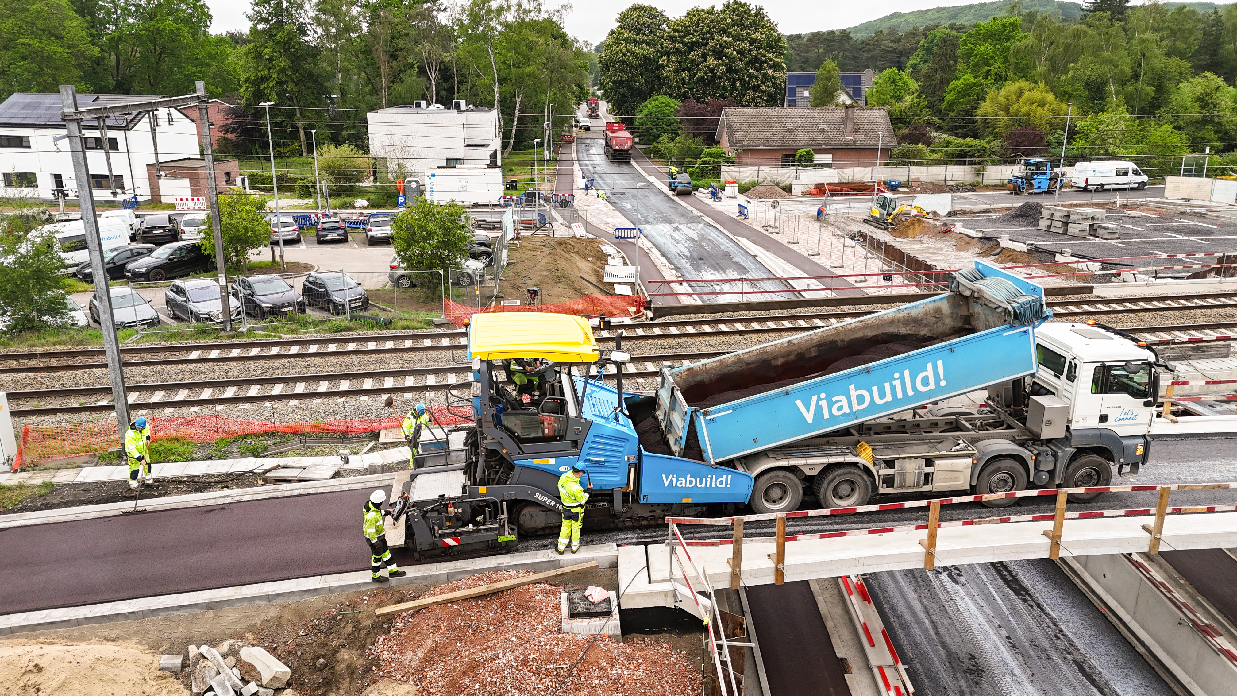 Asfalteringswerken op de nieuwe fietsbrug over de Langestraat.