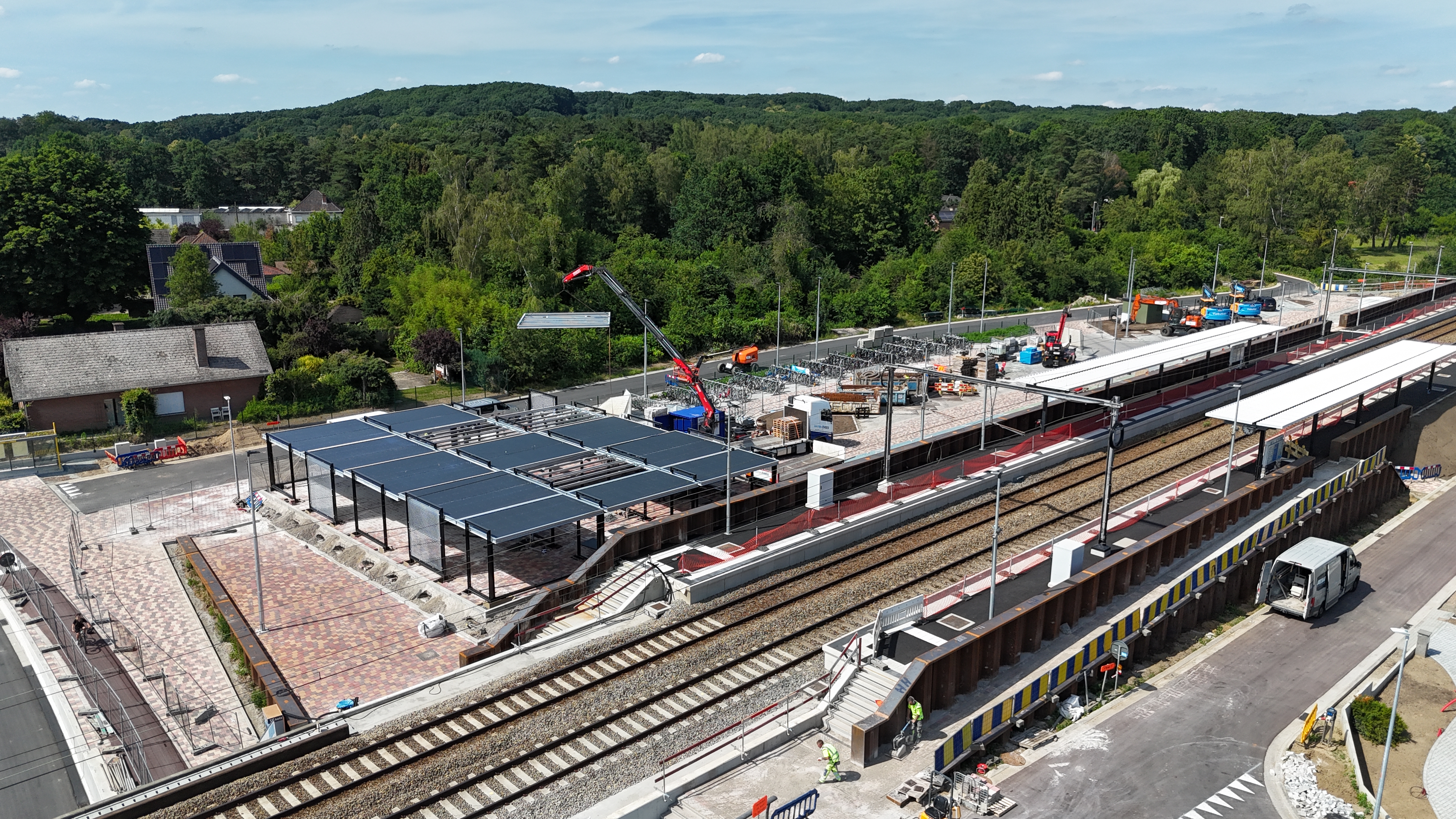 Het dak van de nieuwe fietsenstalling wordt geplaatst aan Wezemaal-Station.
