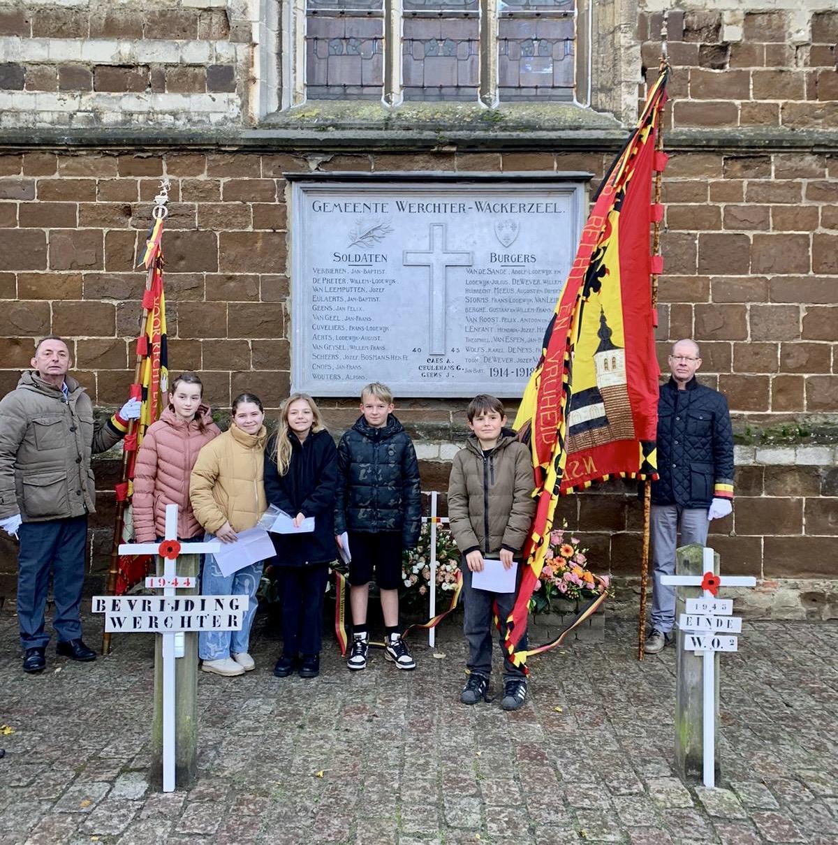 Herdenking aan het oorlogsmonument buiten de Sint-Jan Baptistkerk.