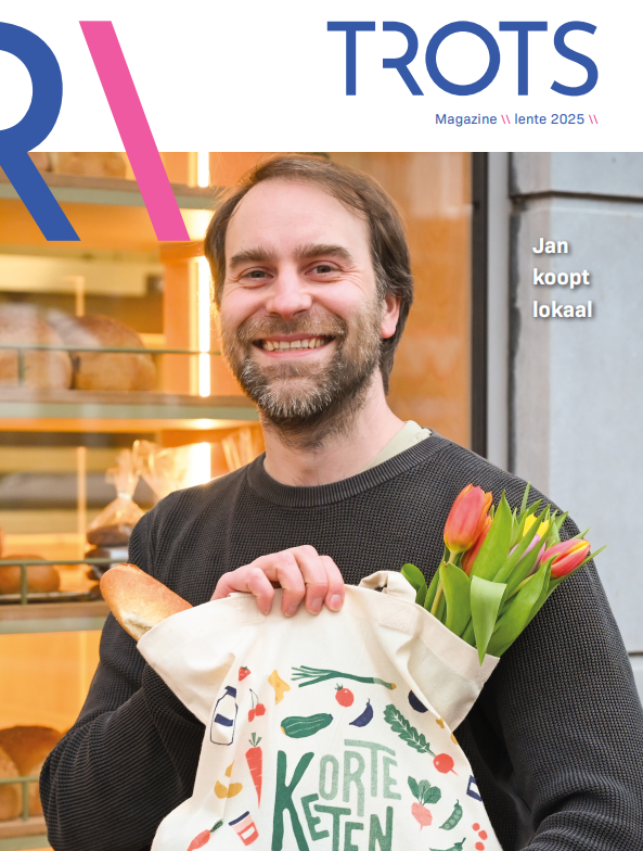 cover van trots lente 2025, met Jan die een zak van de korte keten vasthoudt.