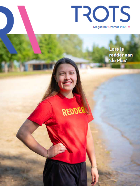 Cover van trots zomer 2025, met Lore als redder aan zwemzone 'de Plas'.