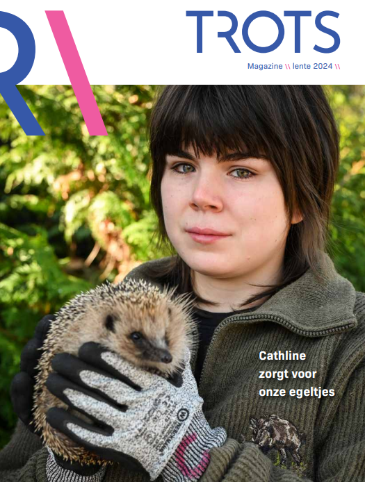 Cover van trots lente 2024, met Cathline die een egel vasthoudt.