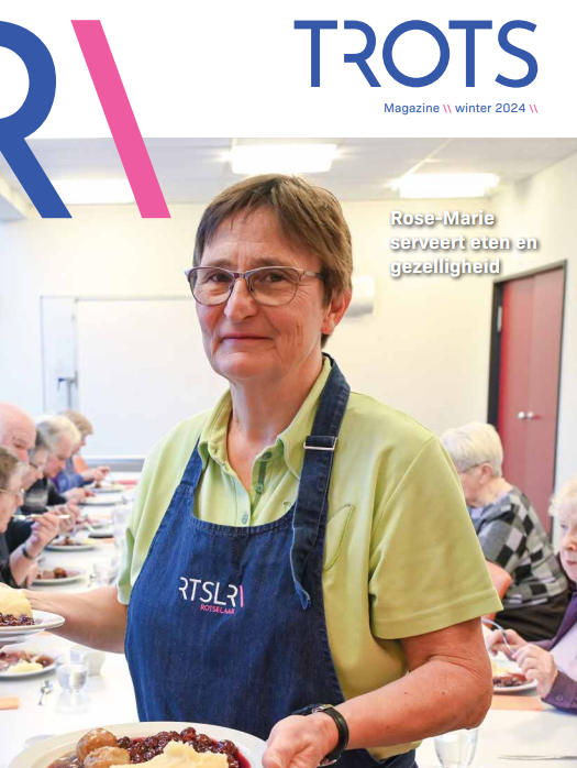 Cover van trots winter 2024, met Rose-Marie als vrijwilliger in het middagrestaurant.