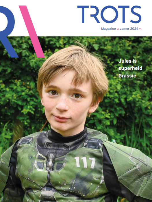 Cover van trots zomer 2024, met Jules als superheld Grassie.