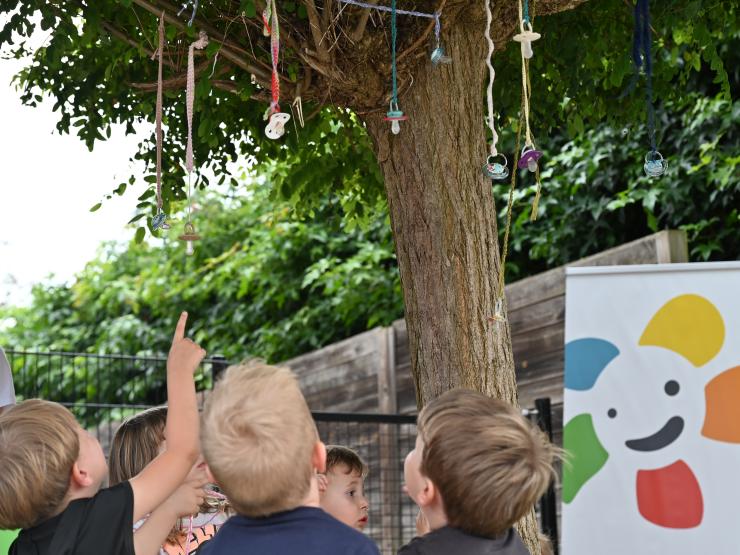 Kindjes kijken naar de nieuwe Tutjesboom.