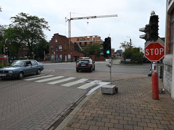 Tijdelijke verkeerslichten op het Menakruispunt.
