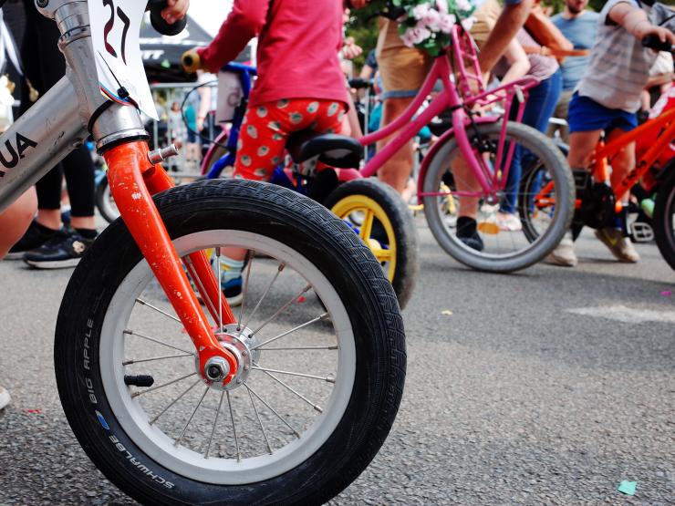 Kinderen op de fiets.