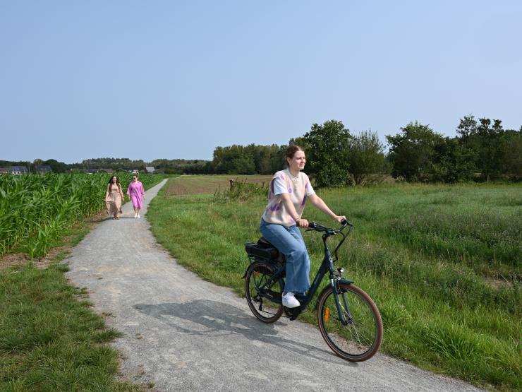 Een fietser en twee voetgangers in trage weg de Bimmen.