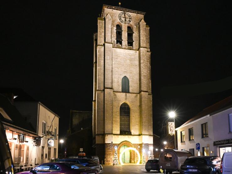 Aanstraler op kerk Wezemaal