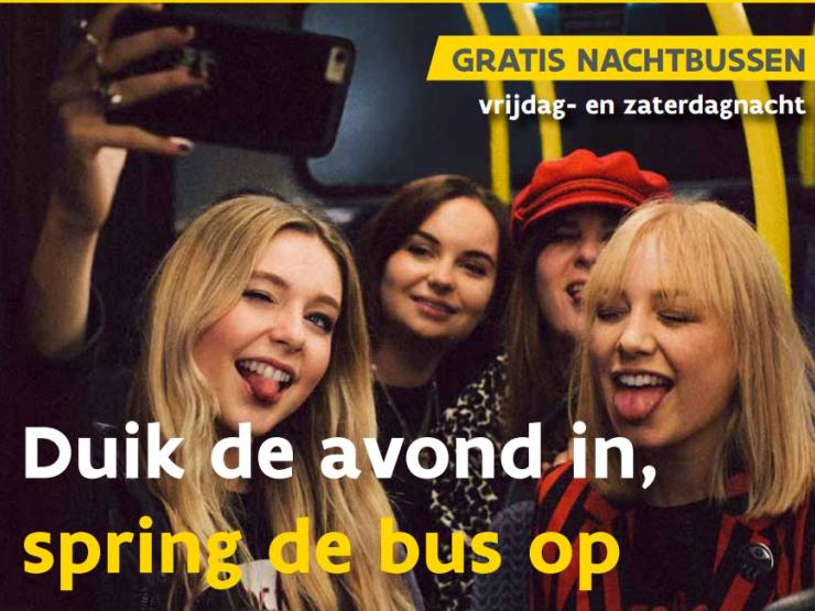Jongeren op de nachtbus van De Lijn.
