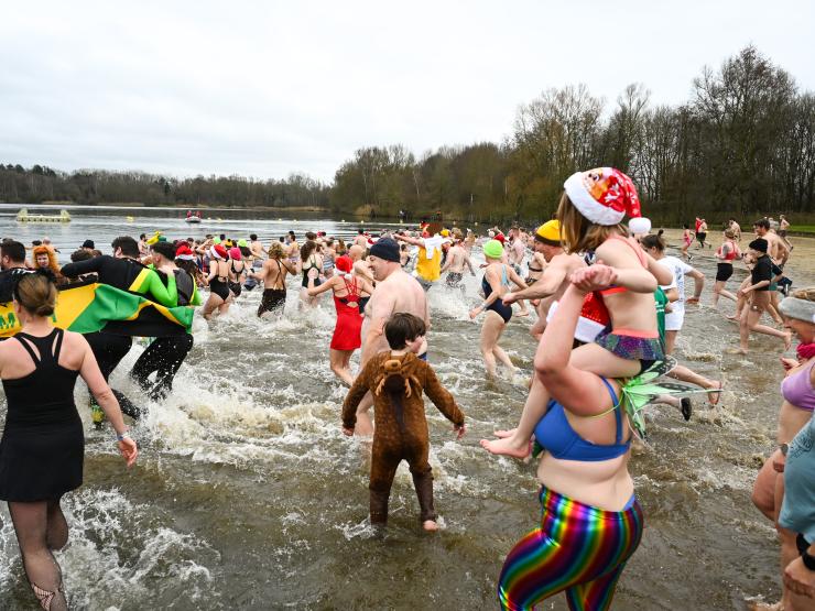 Mensen in 'de Plas' tijdens de oudejaarsduik.
