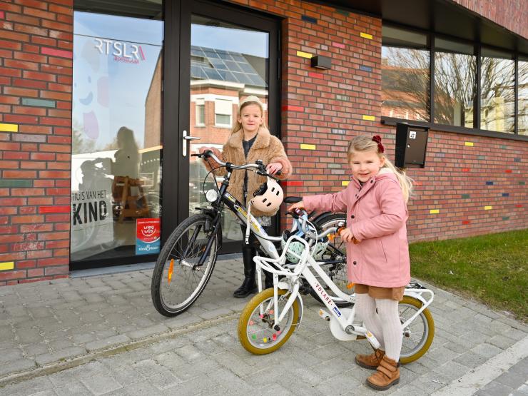 Kinderen bij de Fietsbieb van Rotselaar.