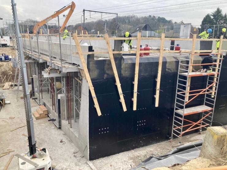 De tunnelkoker wordt opgebouwd aan Wezemaal-Station.
