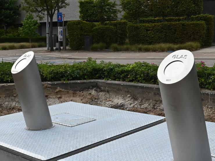 Twee ondergrondse glascontainers in de Sint Jansstraat in Werchter.