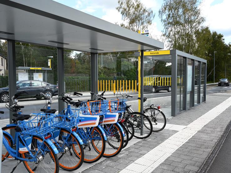Blue-bike deelfietsen aan het Hoppinpunt aan de rotonde in Werchter.