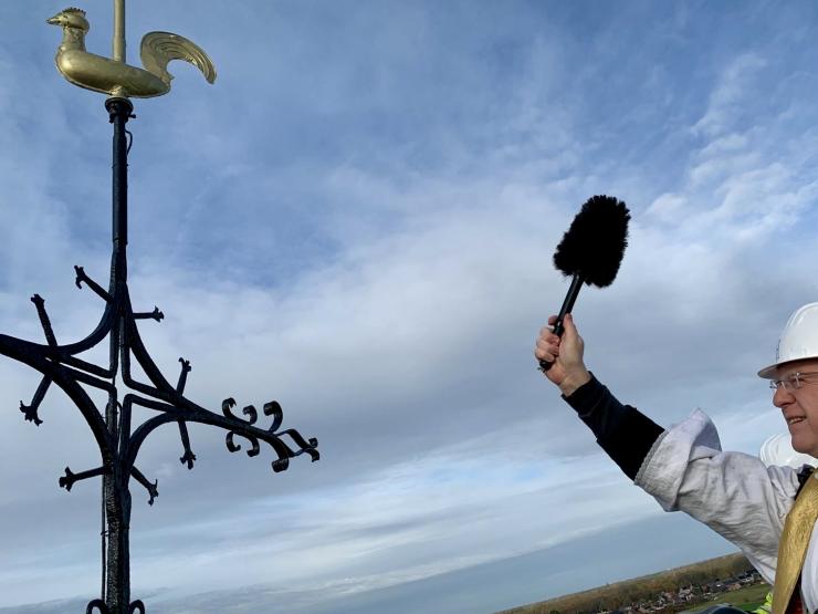 Zegening torenkruis van de Sint-Pieterskerk in Rotselaar.
