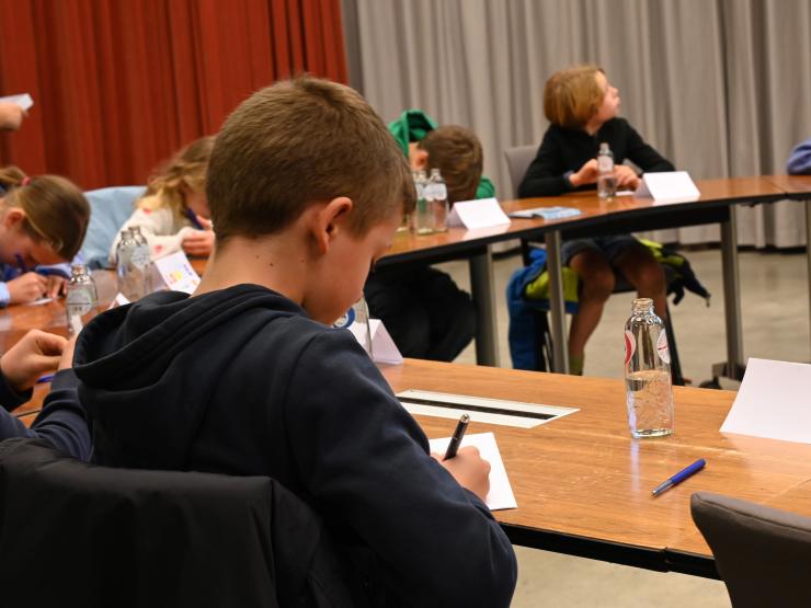 Kinderen stemmen tijdens kinderraad